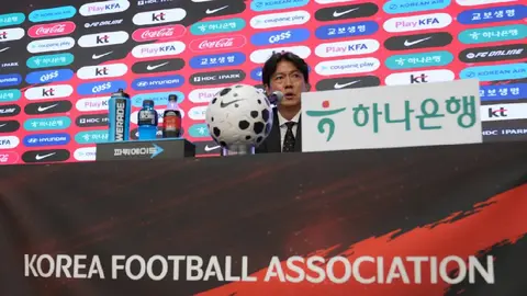 Hong Myung-bo en conferencia de prensa | AP