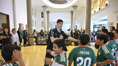 'Hormiga' González con aficionados de la Selección Mexicana | IMAGO 7