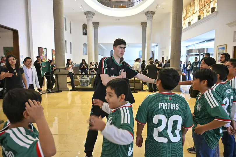 'Hormiga' González con aficionados de la Selección Mexicana | IMAGO 7