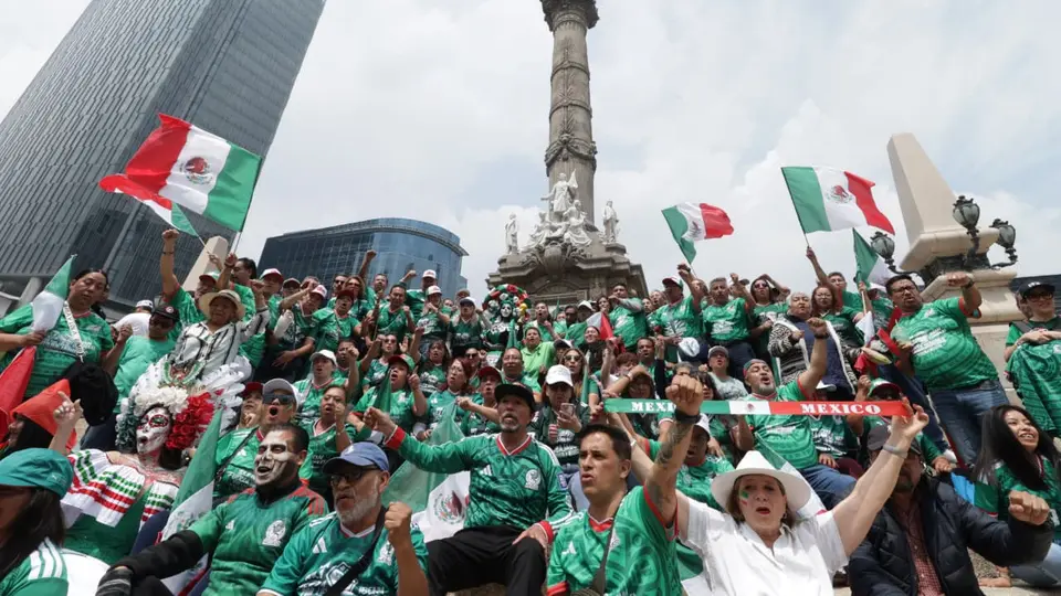 Afición de la Selección de México en el Ángel de la Independencia | X: @GobCDMX