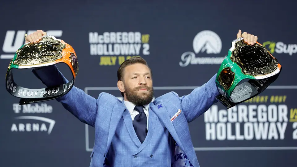 Conor McGregor con 2 cinturones l AP
