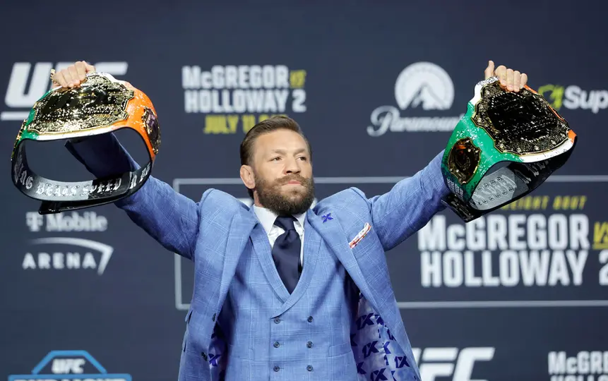 Conor McGregor con 2 cinturones l AP