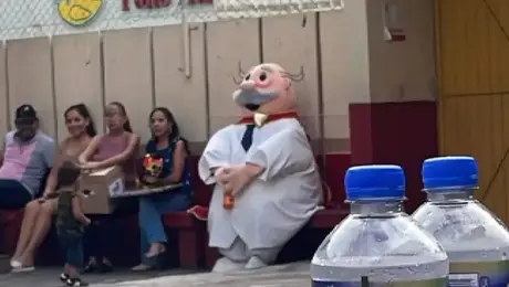 VIDEO: Papá llega vestido de Dr. Simi a la graduación de su hija y conmueve en redes