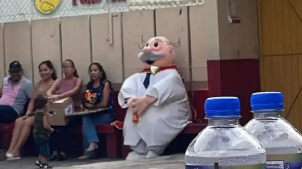 VIDEO: Papá llega vestido de Dr. Simi a la graduación de su hija y conmueve en redes