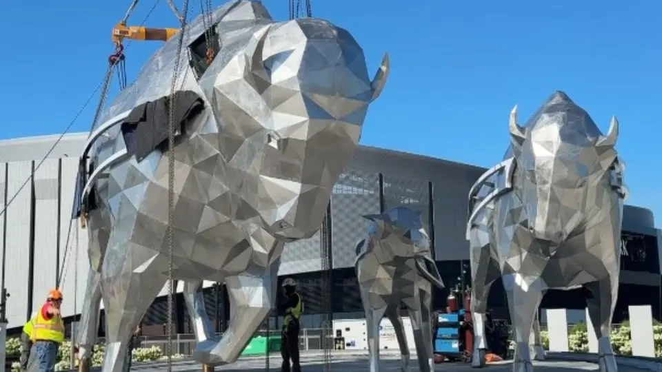 Colocan bisontes gigantes que vigilarán la entrada del nuevo estadio de los Bills