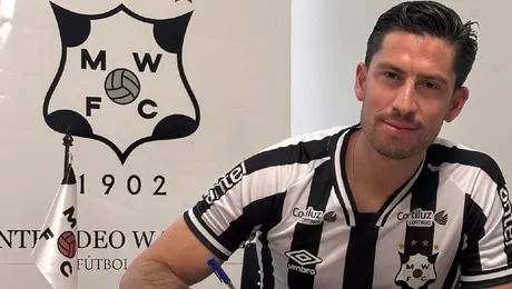 Santiago Ormeño se olvida de Chivas y firma con nuevo equipo
