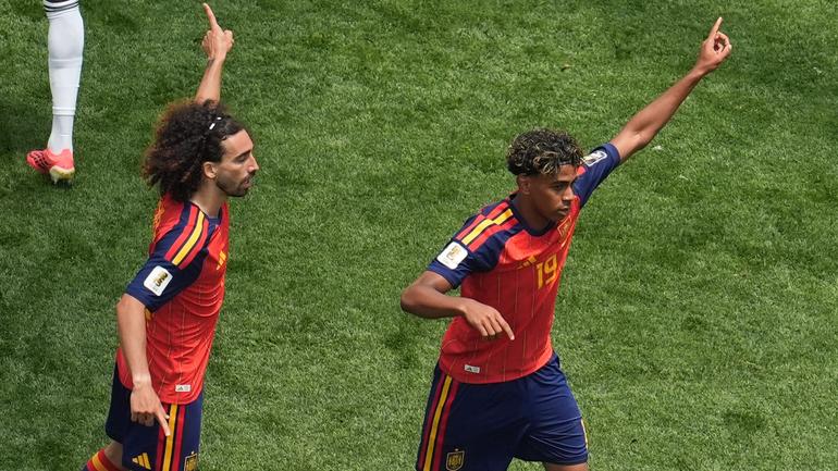 Marc Cucurella y Lamine Yamal en el Estadio de Los Angeles | AP