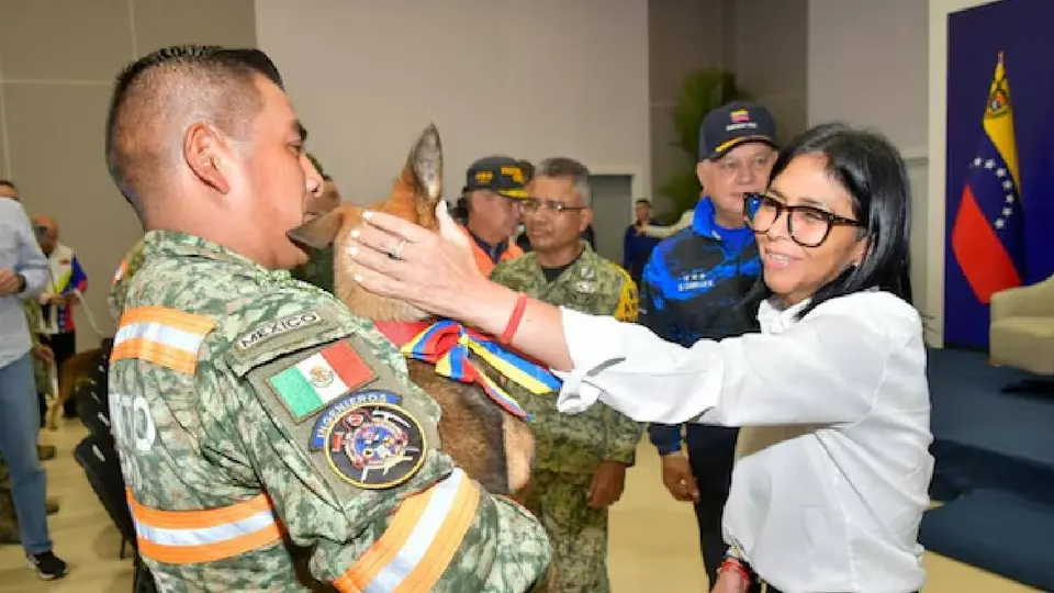 El Ejército Mexicano recibe a un binomio canino tras las labores de rescate en Venezuela / @Defensa