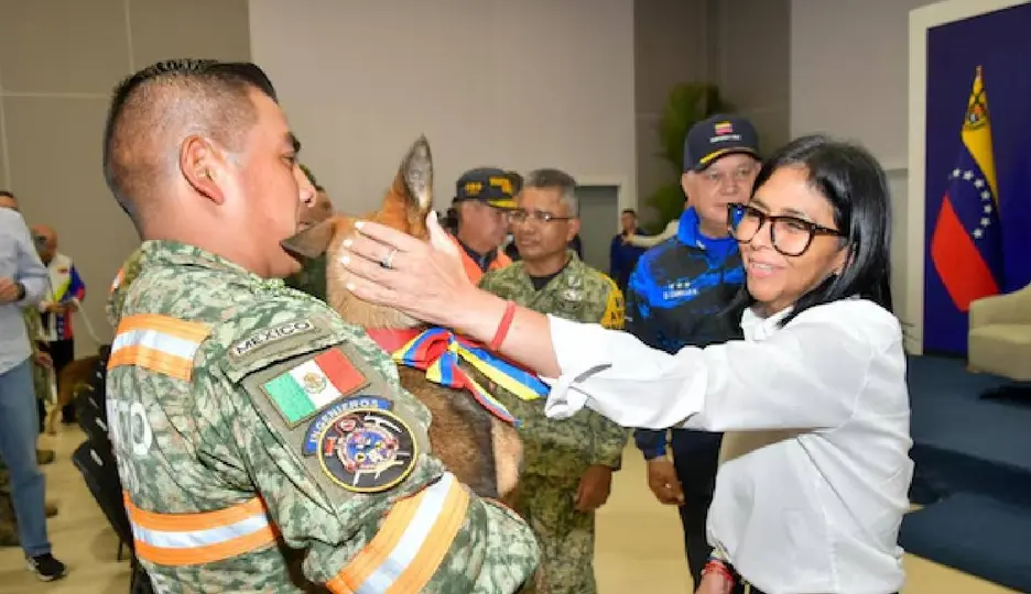 El Ejército Mexicano recibe a un binomio canino tras las labores de rescate en Venezuela / @Defensa