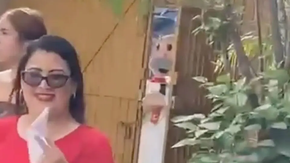 Padre aparece en la escuela de su hija con la botarga del Dr. Simi / RRSS
