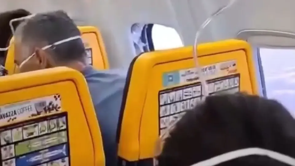 Los pasajeros ayudaron a la persona afectada que resultó con varias heridas / Especial