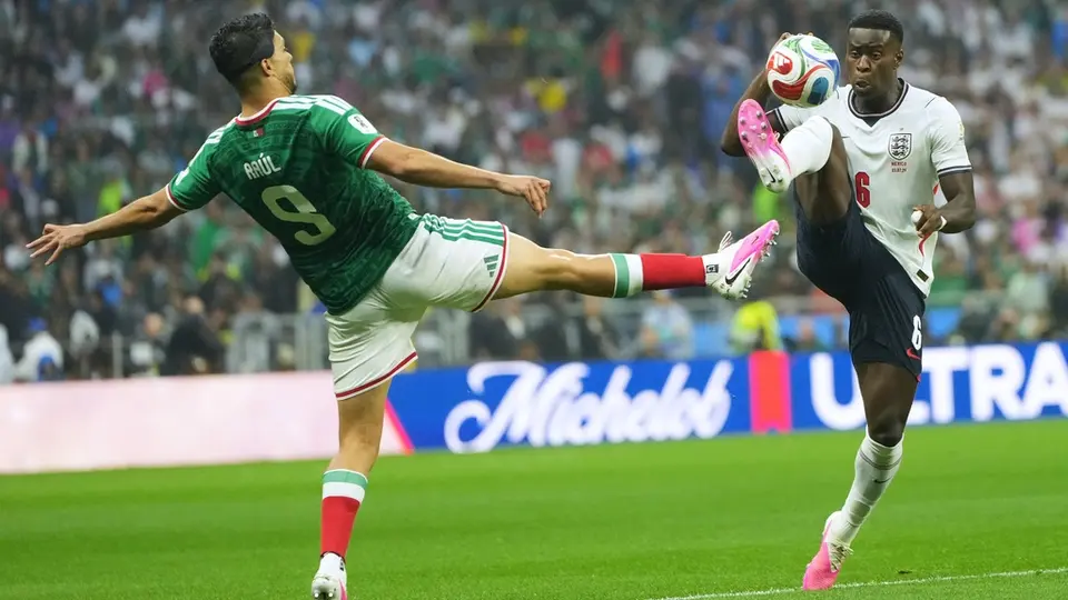 Marc Guehi en su partido ante México | AP