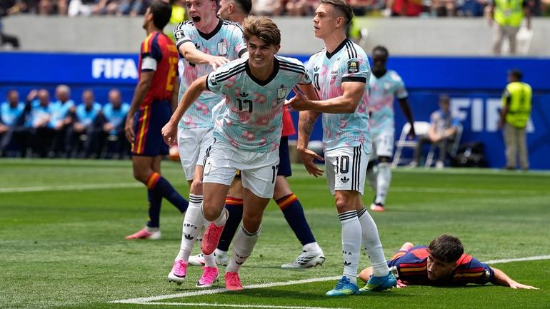 Charles De Ketelaere festeja el gol en contra de España | AP