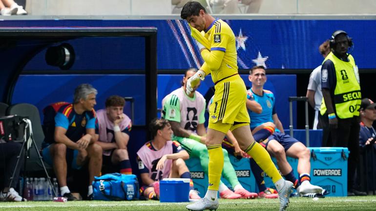 Thibaut Courtois sale del campo entre lágrimas | AP