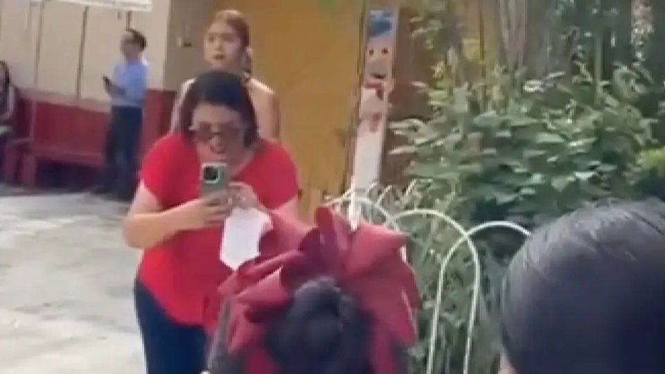 Papá acude a la graduación de su hija vestido de Dr. Simi / RRSS