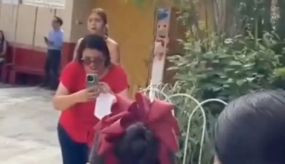 Papá acude a la graduación de su hija vestido de Dr. Simi / RRSS