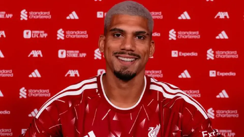 Liverpool presenta a Ronald Araújo; será cedido hasta final de temporada