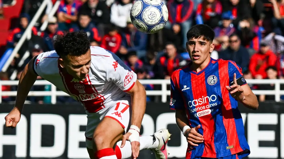 Juan Bizans le gana el balón a Nicolás Blanco | X: @LigaAFA