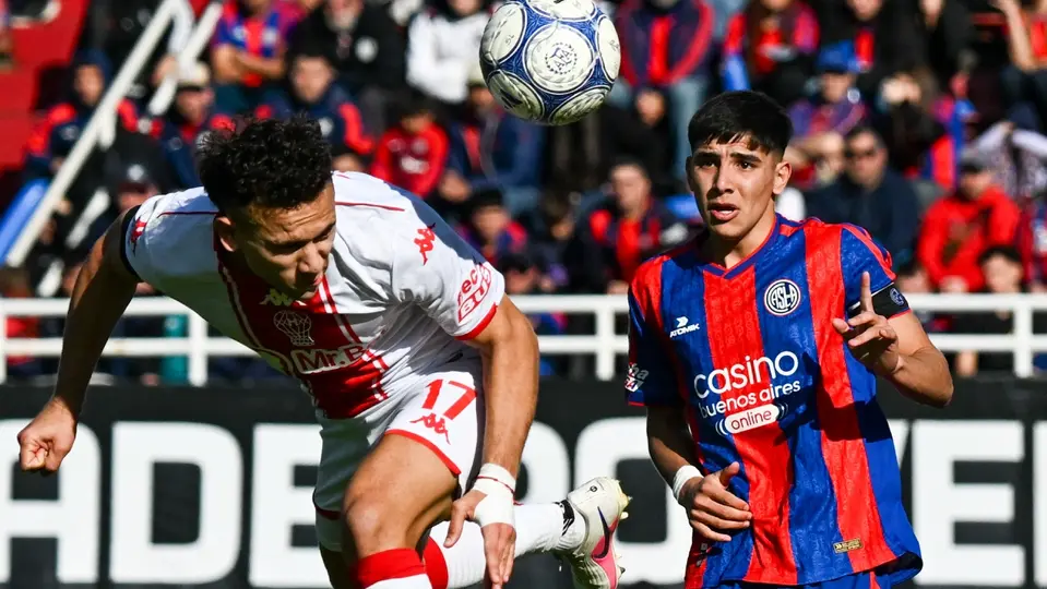 Juan Bizans le gana el balón a Nicolás Blanco | X: @LigaAFA
