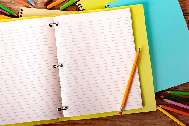 Cuadernos de distintas marcas fueron sometidos a pruebas de resistencia y número de hojas./istock