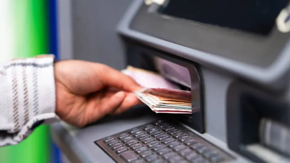Los bancos reciben billetes sospechosos para su análisis./istock