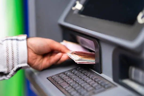 Los bancos reciben billetes sospechosos para su análisis./istock