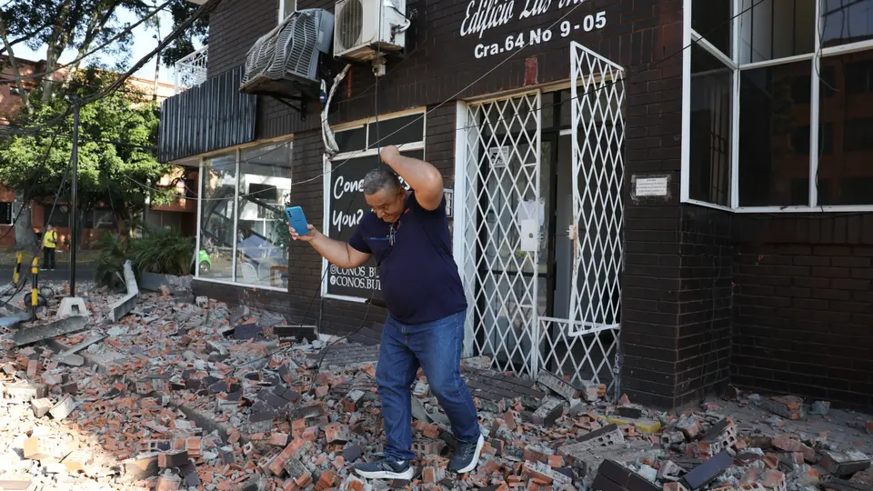 Las autoridades recomendaron mantenerse pendientes de los canales oficiales tras el fuerte sismo registrado en Colombia./ AP