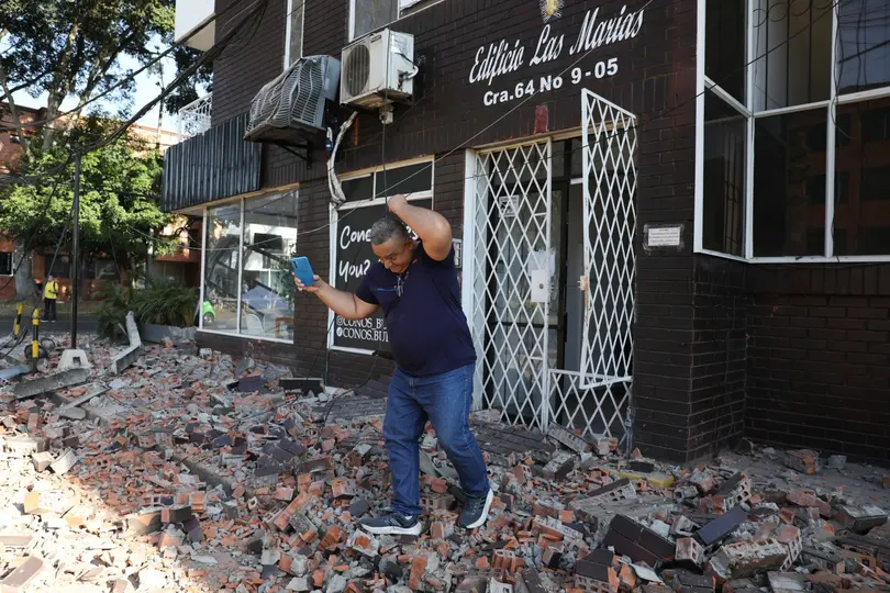 Las autoridades recomendaron mantenerse pendientes de los canales oficiales tras el fuerte sismo registrado en Colombia./ AP