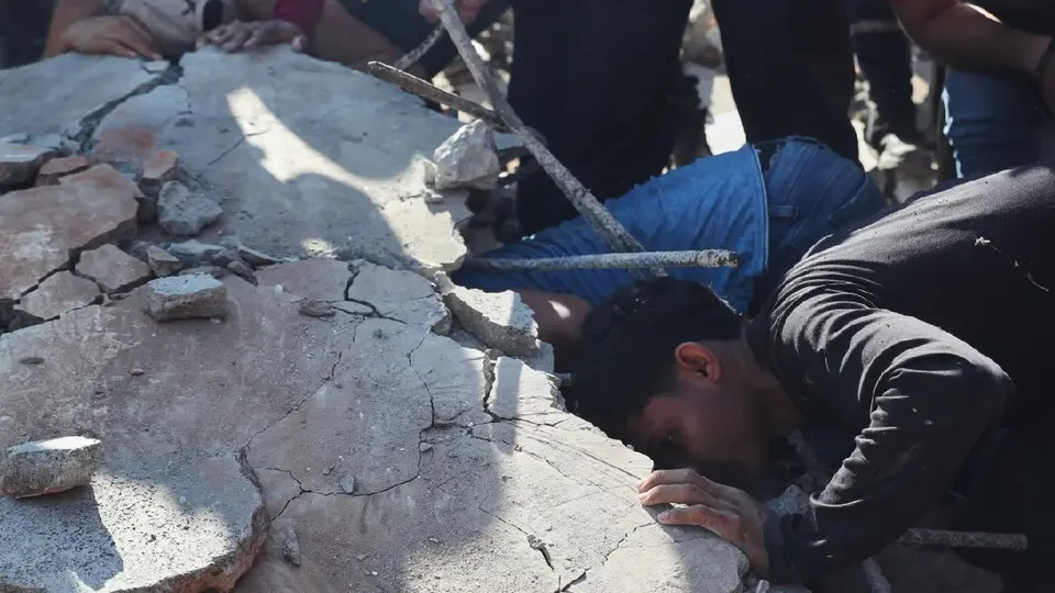 Sismo de gran intensidad derrumba edificaciones y deja múltiples heridos en Colombia / AP