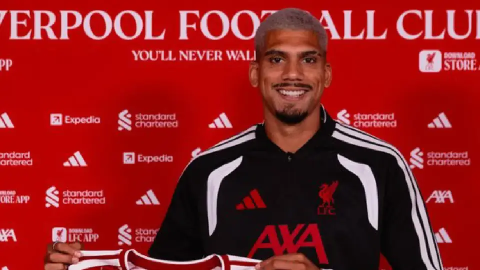 Ronald Araújo, con Liverpool | @LFC
