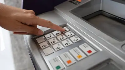 Cuidado al retirar dinero: así pueden robarte la tarjeta en un cajero automático
