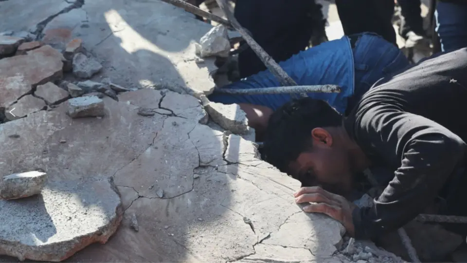 Diversas zonas del país reportaron afectaciones tras el sismo de magnitud 7.4 / AP