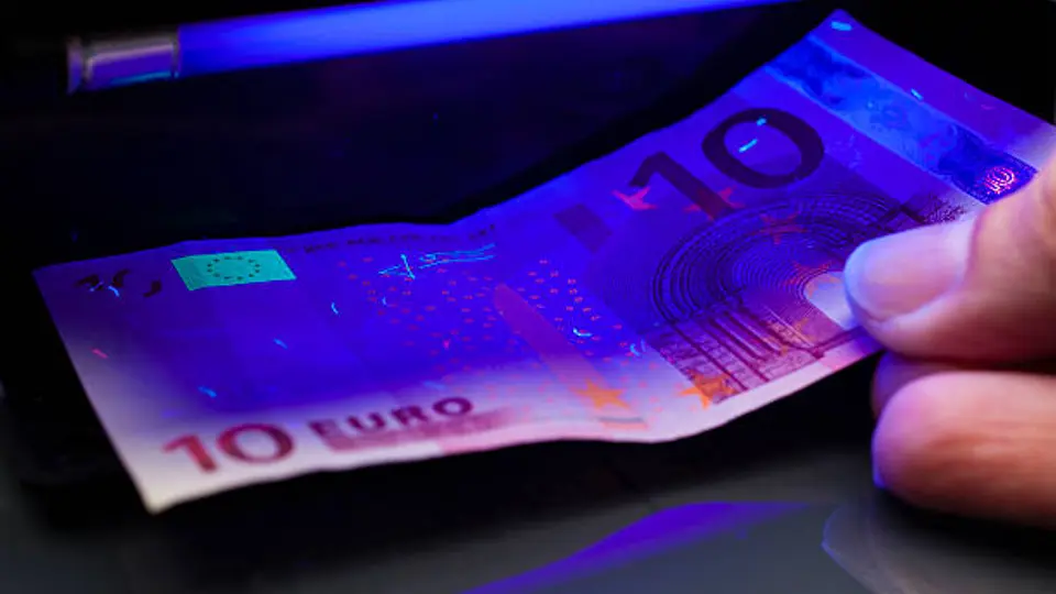 Los bancos reciben billetes sospechosos para su análisis./istock