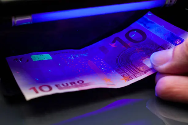 Los bancos reciben billetes sospechosos para su análisis./istock