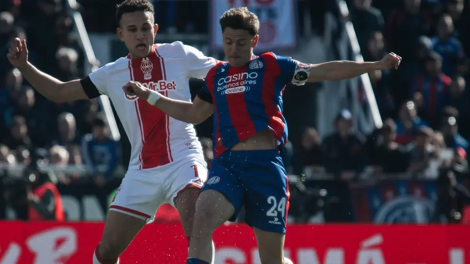 Nicolás Tripicho pelea el balón con Biznas | X: @LigaAFA
