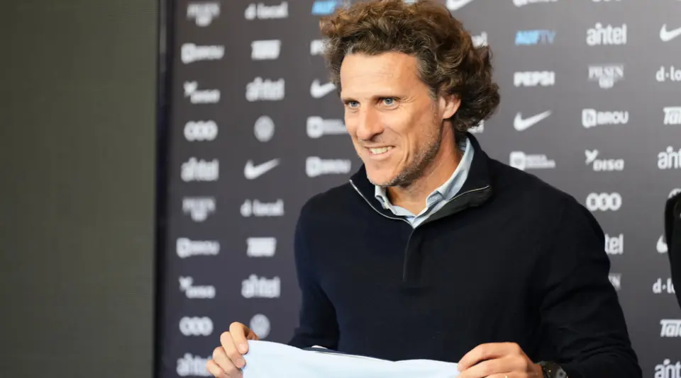 Diego Forlán le abre las puertas de Uruguay a Luis Suárez l AP