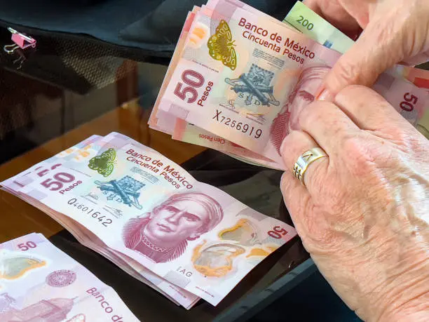 Consecuencias legales por portar o usar billetes falsos./istock