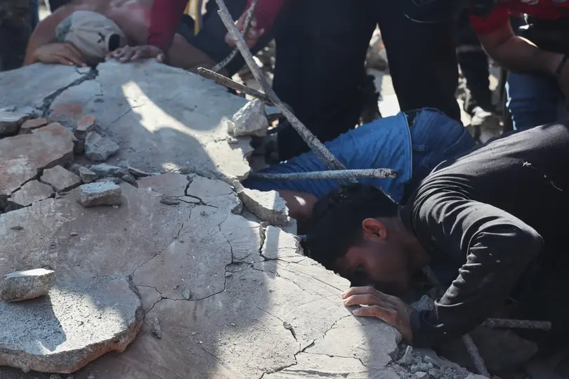 El balance oficial de las 12:30 horas reportaba 111 fallecidos y 87 personas heridas tras el terremoto./ AP