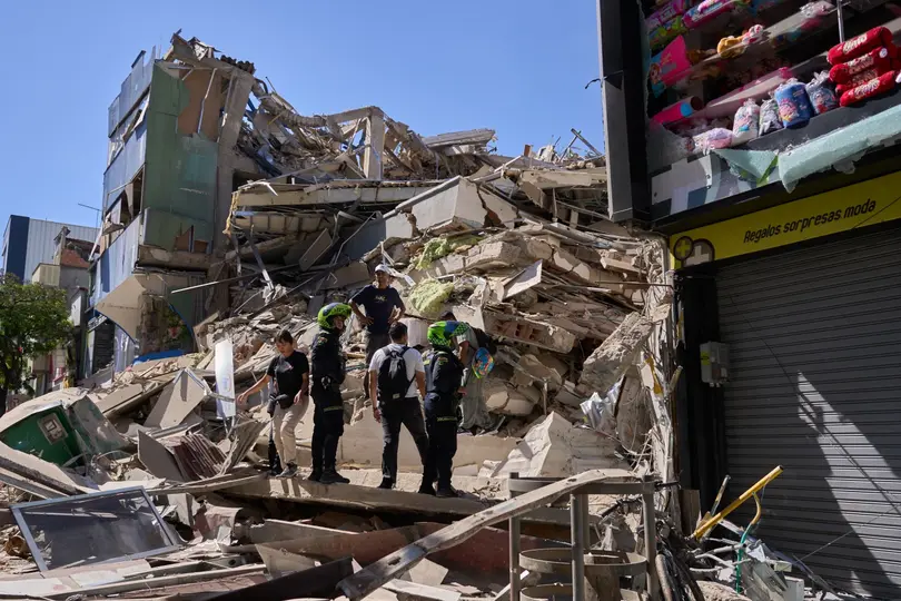 Equipos de emergencia buscan a personas atrapadas entre los escombros tras el fuerte terremoto que sacudió Colombia./ AP