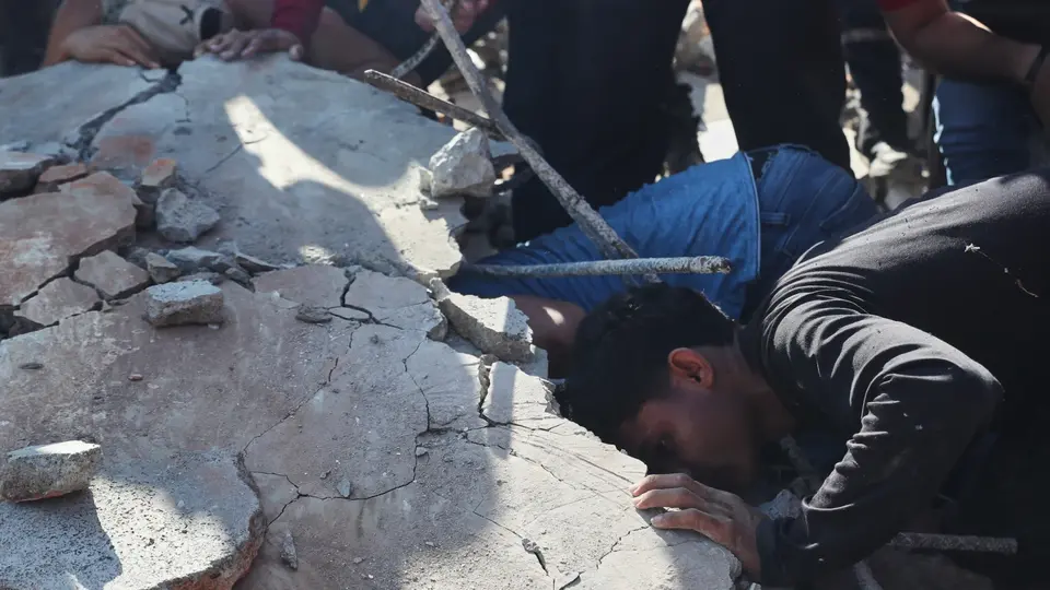 El terremoto dejó personas heridas, edificios colapsados y decenas de víctimas mortales en distintas regiones de Colombia./ AP