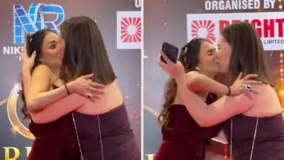 VIDEO: Fan besa a la fuerza a Nikita Rawal durante alfombra roja; actriz intenta apartarla
