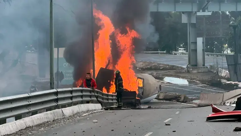 El accidente ocurrió alrededor de las 14:20 horas en una de las principales conexiones viales del oriente de la CDMX./ RS