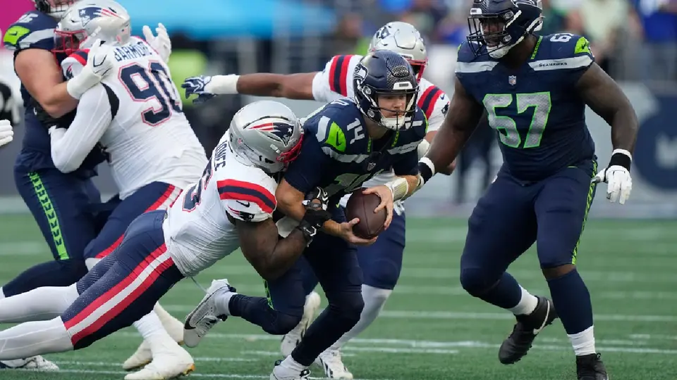 Sam Darnold siendo capturado por Dre’Mont Jones en el Kickoff de la NFL | AP