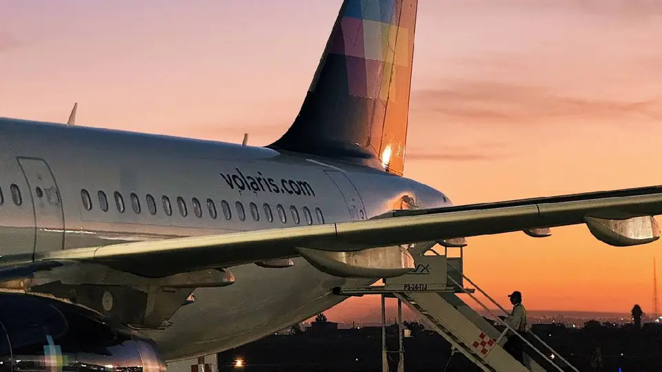 La tripulación actuó ante el aparente problema cardiaco del viajero / @Volaris