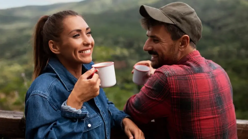 ¿Se dice “buen día” o “buenos días”? La RAE aclara cuál es correcto