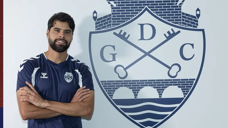Néstor firma con el Chavés | IG: grupo_desportivo_chaves