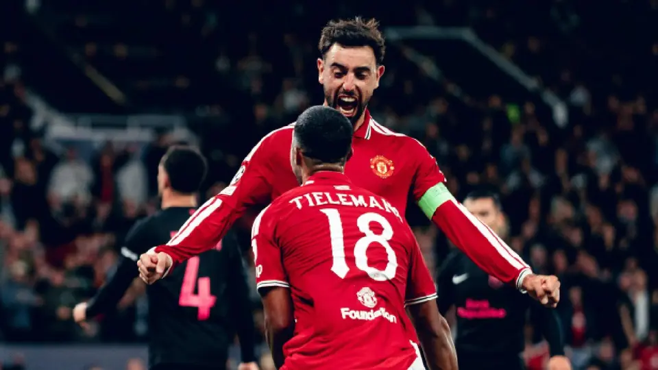 Bruno Fernandes y Youri Tielemans | x:@ManUtd