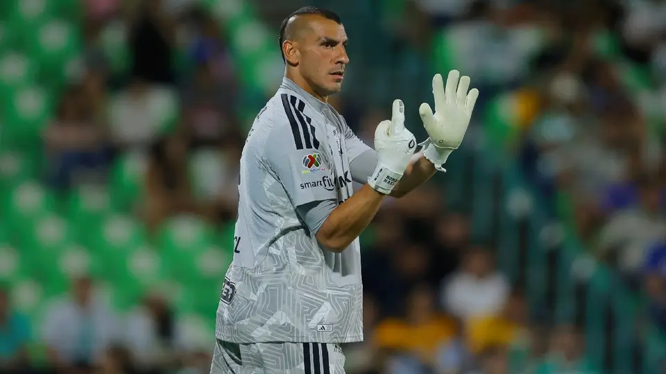 Nahuel Guzmán dando indicaciones en un partido de Tigres | MEXSPORT