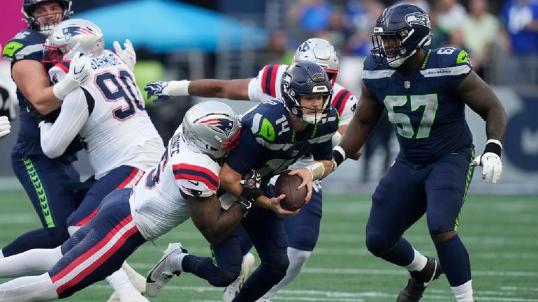 Sam Darnold siendo capturado por la defensa de los Patriotas | AP