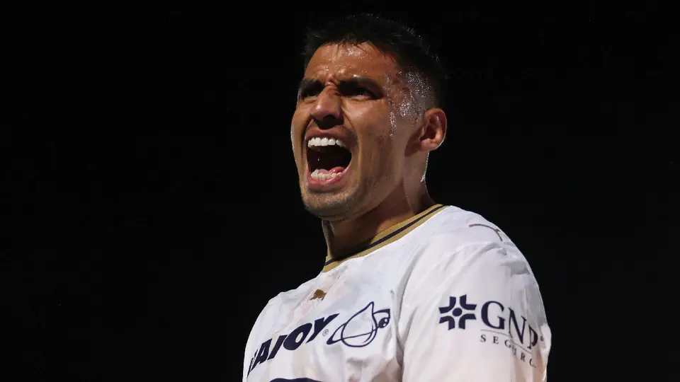 Memote Martínez con Pumas | IMAGO7